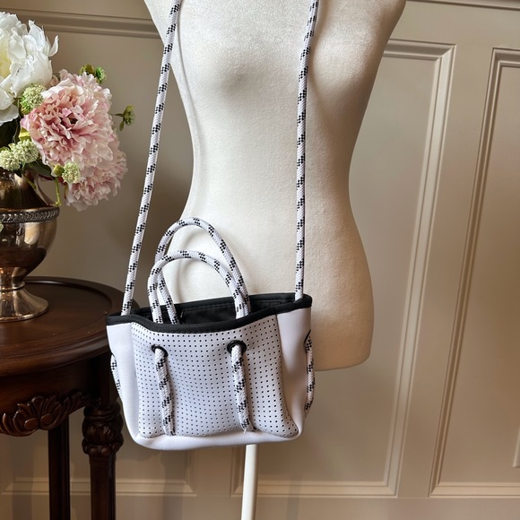 White neoprene crossbody bag with removable zipper purse. NWOT - Picture 2 of 10